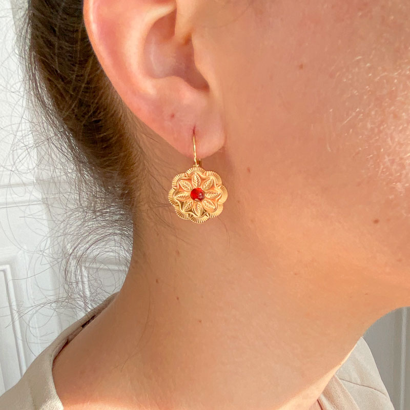 Boucles d'oreilles ethnique avec fleur gravée acier et pierre DIEM-rouge