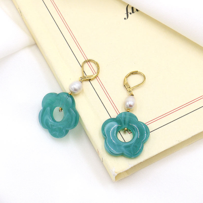 Boucles d'oreilles avec fleur en résine et perle d'eau douce ELLYA-turquoise