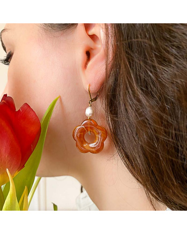 Boucles d'oreilles avec fleur en résine et perle d'eau douce ELLYA-orange