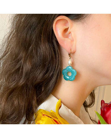 Boucles d'oreilles avec fleur en résine et perle d'eau douce ELLYA-bleu