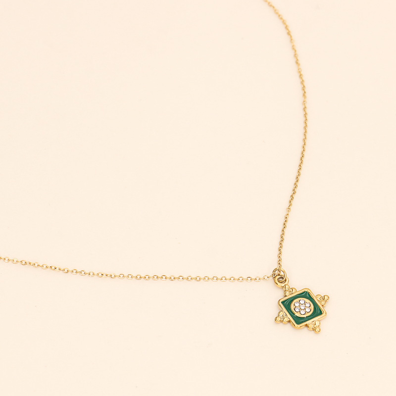 Collier court à pendentif bohème-chic ERITA-vert