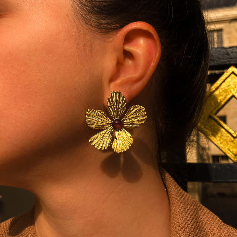 Boucles d'oreilles hibiscus en acier doré et pierres naturelles GUIDA violet