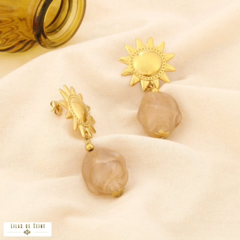 Boucles d’oreilles pendantes soleil en acier et galet en résine LARA naturel/beige