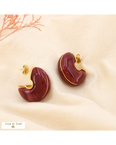 Boucles d’oreilles demi-créoles en résine marbrée et acier inoxydable MAEVA rouge bordeaux