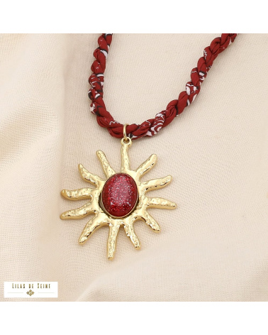 Collier bohème pendentif soleil en acier et résine scintillante JENNA rouge bordeaux