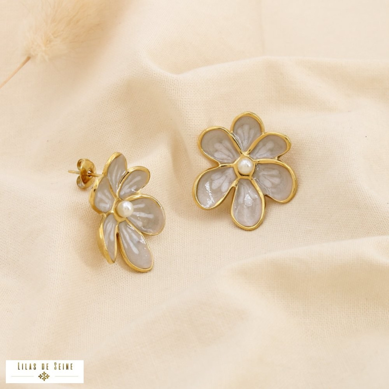 Boucles d’oreilles MARIE-LOU fleur émaillée en acier inoxydable – La touche florale chic à la parisienne 🌸✨ taupe