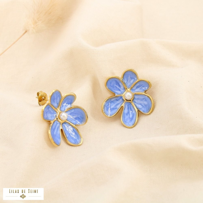Boucles d’oreilles MARIE-LOU fleur émaillée en acier inoxydable – La touche florale chic à la parisienne 🌸✨ bleu ciel
