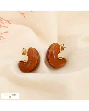 Boucles d’oreilles demi-créoles en résine marbrée et acier inoxydable MAEVA camel