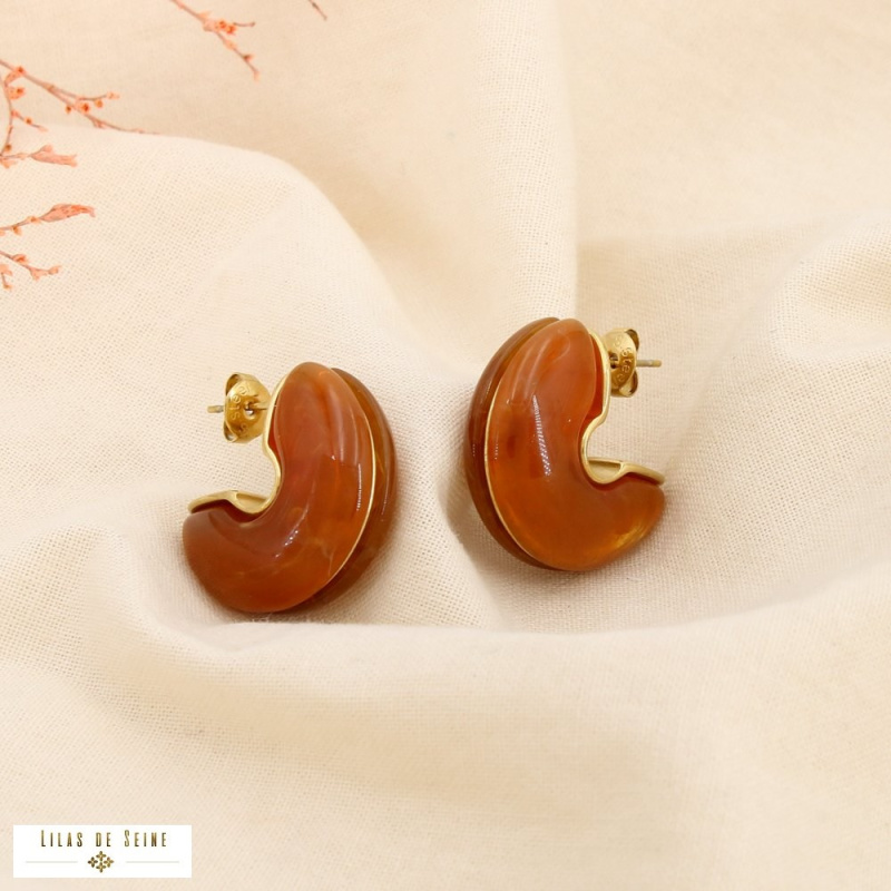 Boucles d’oreilles demi-créoles en résine marbrée et acier inoxydable MAEVA camel