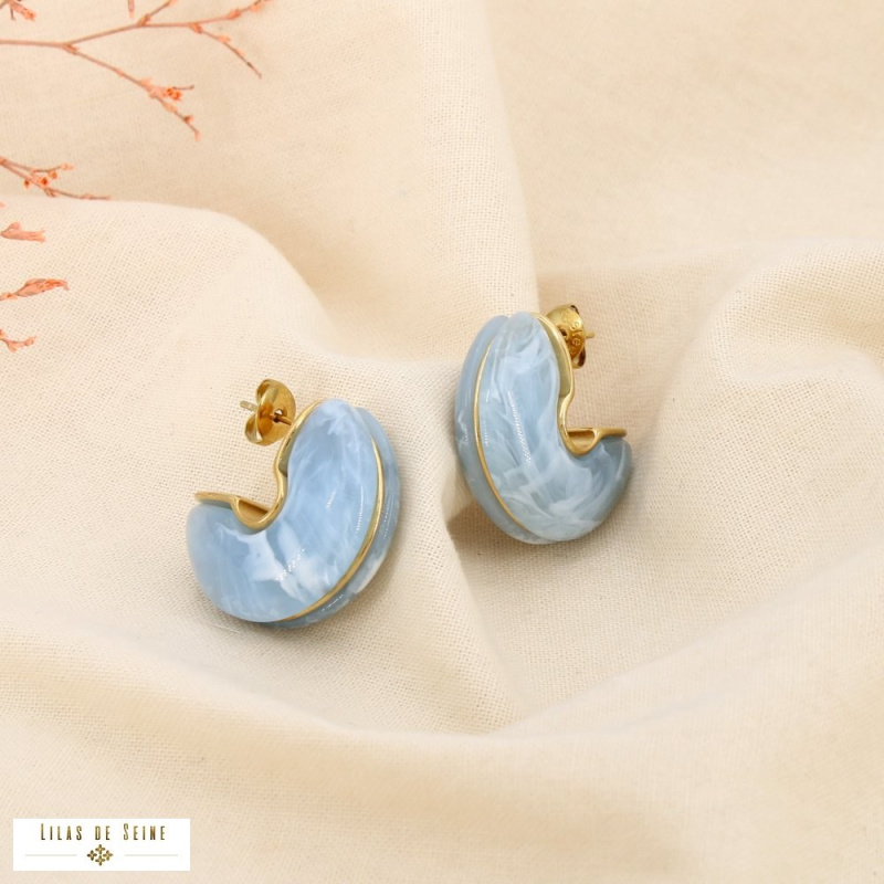Boucles d’oreilles demi-créoles en résine marbrée et acier inoxydable MAEVA bleu ciel