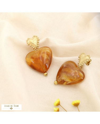 Boucles d’oreille EUGENIE cœur en acier inoxydable et résine marbrée – L’élégance love à la parisienne 💖✨ cognac