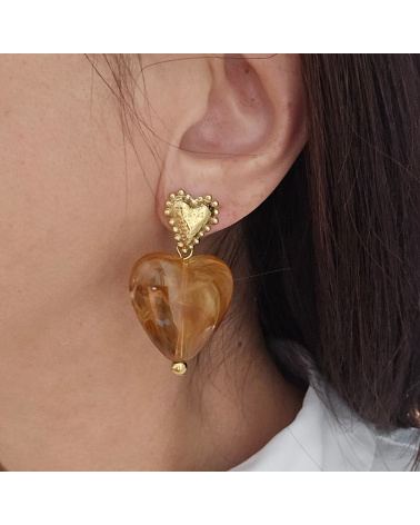 Boucles d’oreille EUGENIE cœur en acier inoxydable et résine marbrée – L’élégance love à la parisienne camel